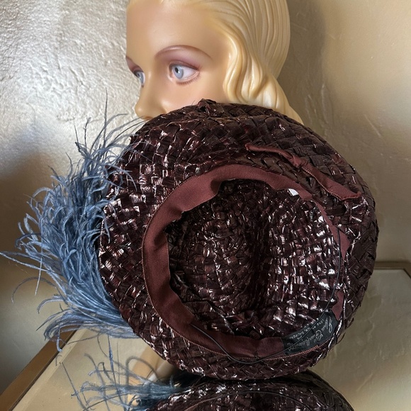 STUNNING 1940S' BROWN STRAW BERET WITH BLUE OSTRICH FEATHERS - Picture 10 of 12